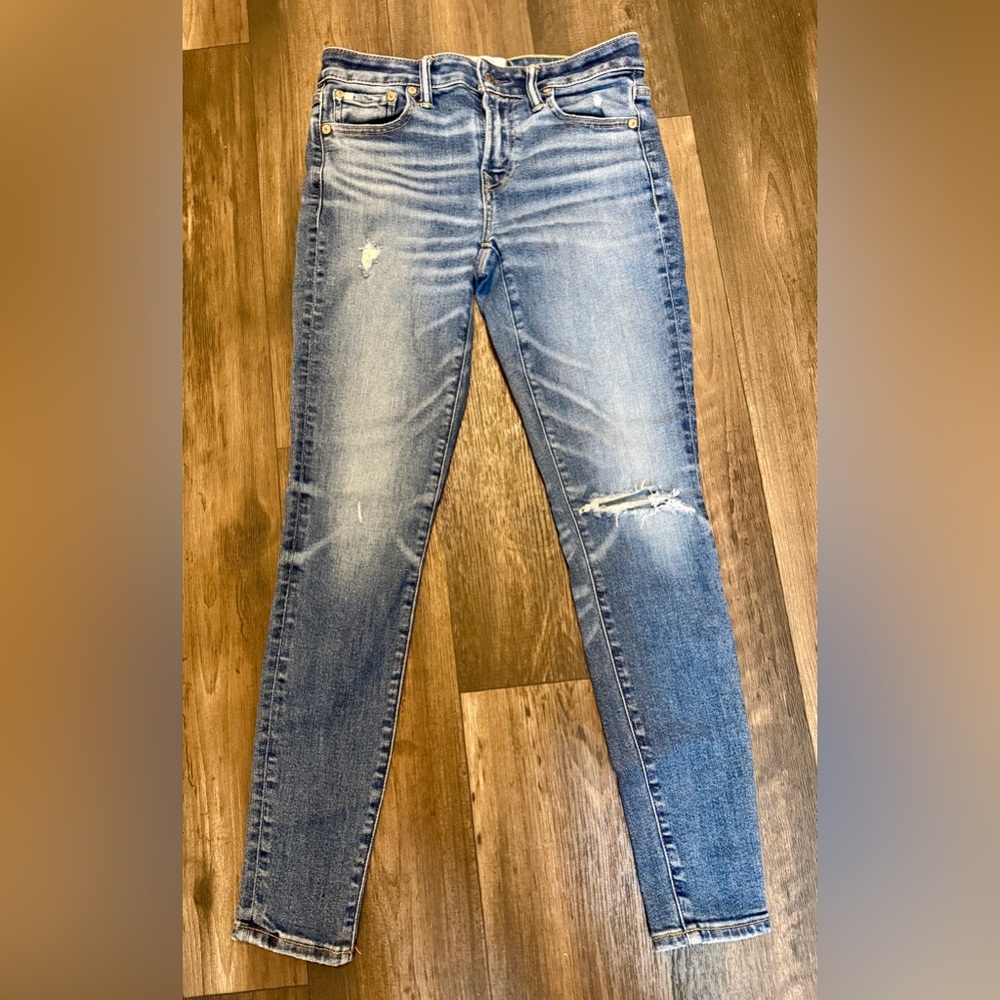 American Eagle Outfitters ~ Medium Wash, Skinny Jeans with Distressed Knees